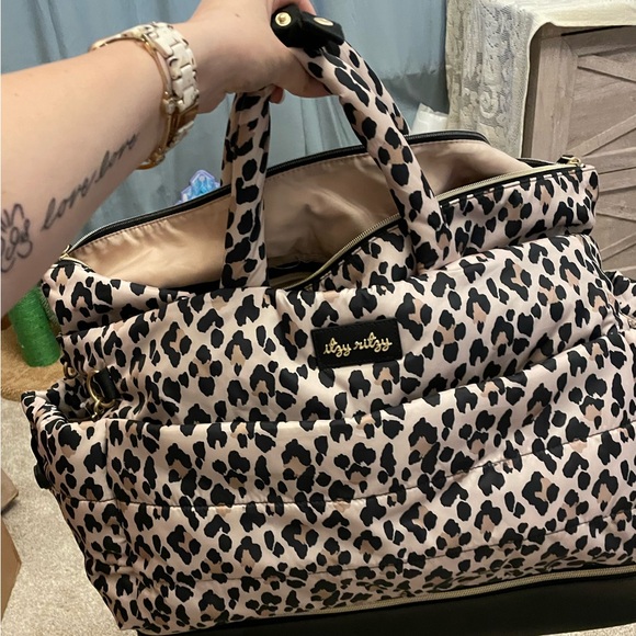 Itzy Ritzy Weekender bag in cheetah - Picture 3 of 11
